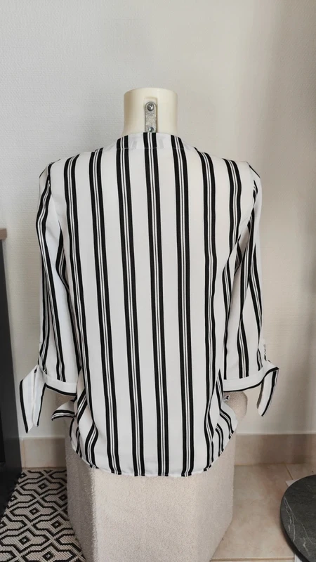 Mooie zwart-witte gestreepte vloeiende asymmetrische blouse met strikjes T36/38 - Jennyfe – photo 3
